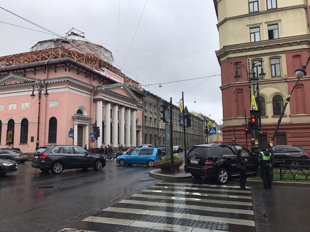 На перекрестке Чернышевского и Шпалерной Mercedes залетел на тротуар у пешеходного перехода