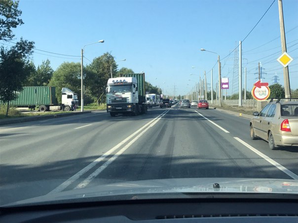 Кто-то приехал в Audi на Петергофском шоссе перед парком Новознаменка. Затор со всех сторон.