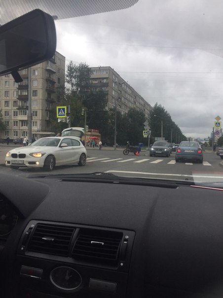 ДТП с БМВ и мотоциклистом произошло перекрёстке Крыленко и Искровского ,
