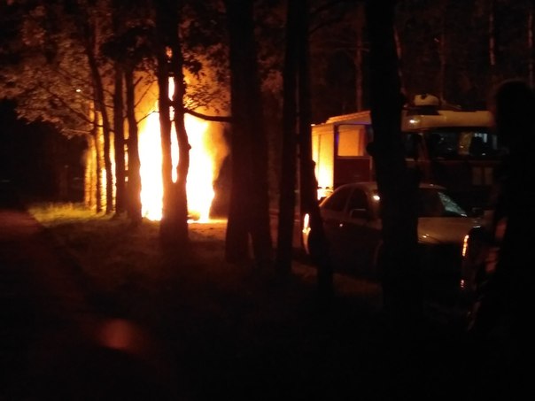 В 2:06 на аллее Академика Глушко взорвался автомобиль Range Rover. Пожарные приехали через 5 минут, ...