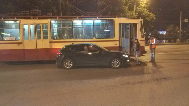 Девушка на Мазде не пропустила трамвай №7 на Володарский мост с проспекта Обуховской обороны