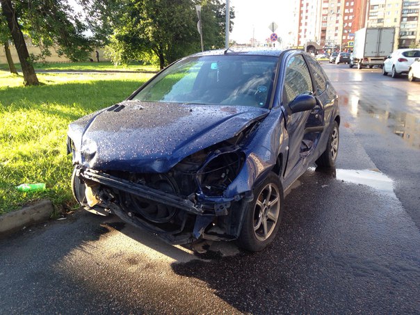 20 сентября во второй половине дня был увезен битый автомобиль (капот накрыт целлофаном) синяя Peugeot ...