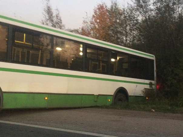 Автобус уехал в кусты на Петрозаводском шоссе в Саперном 18:55, небольшая пробка