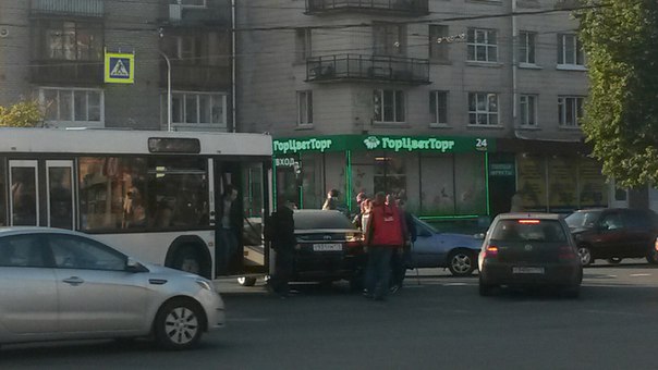 Водитель Тоёты решил повернуть вторым рядом перед автобусом с Ланского шоссе на Новосибирскую улицу....