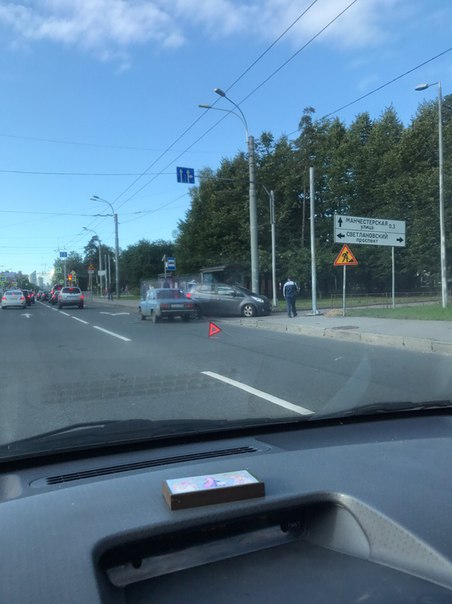 На пересечении Светлановского и Тореза при заезде во двор, господа иностранцы придали ускорения не т...