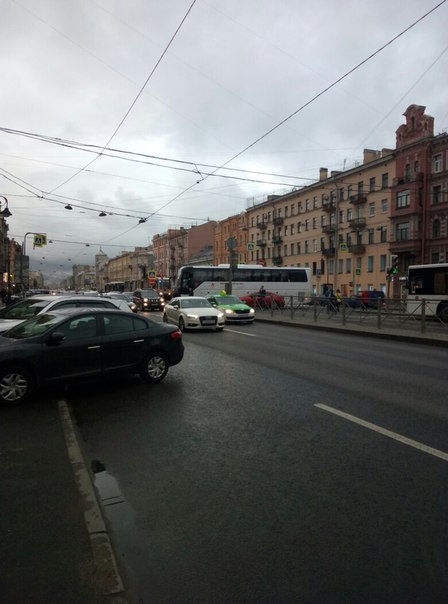 При повороте с Лиговки на Рязанский переулок, автобус и Мазда... общественный транспорт встал в обе ...