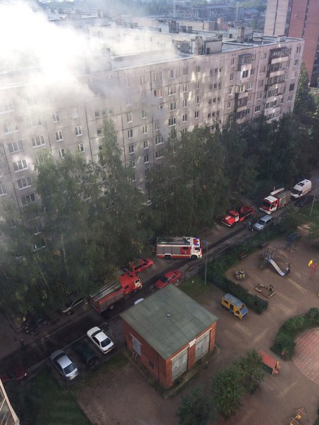 На Антонова-Овсеенко 5/2 пожар в 9 этажном доме. Службы на месте.