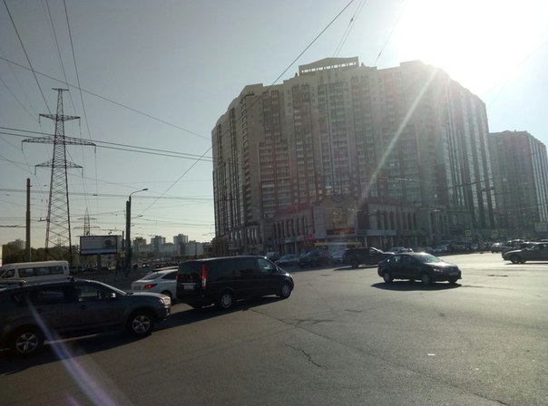 Будьте аккуратны! На перекрестке Проспекта Испытателей и Коломяжского проспекта не работают светофор...