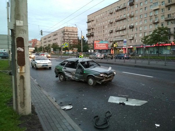 В ночь с 16 на 17 сентября случилось ДТП на Ленинском проспекте , пострадала девушка пассажир , она ...