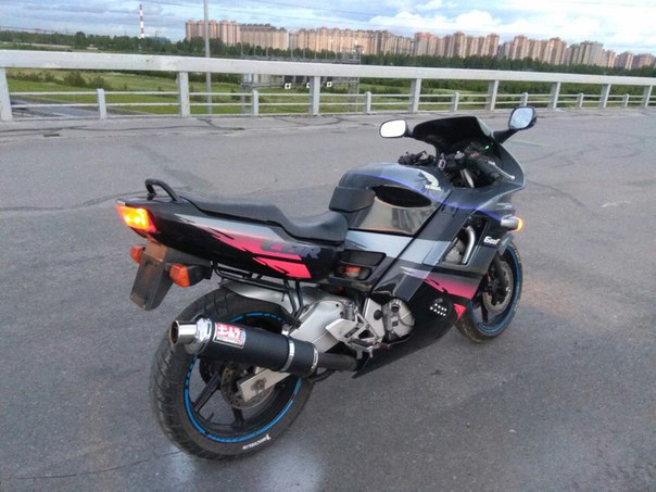 28 сентября украли мотоцикл Honda CBR600 F2 встрыв гараж в Парголово,