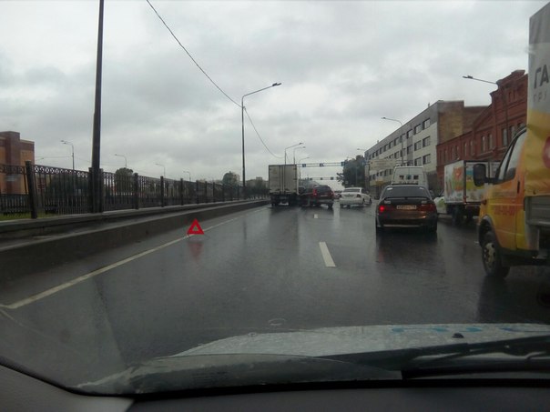 Дтп из 4 машин на обводном канал в сторону Лиговского после американского моста ДТП слева объезжает...