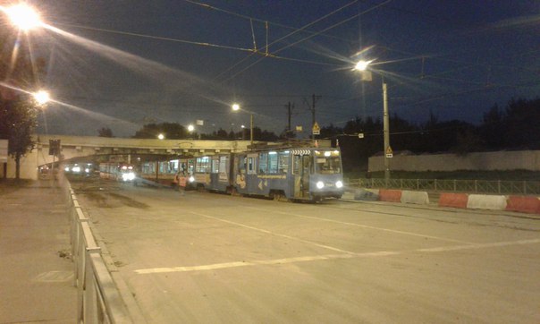 Встали трамваи. От Новочеркасской до Зольной. Что то заискрило в синем трамвае. Время 19:10