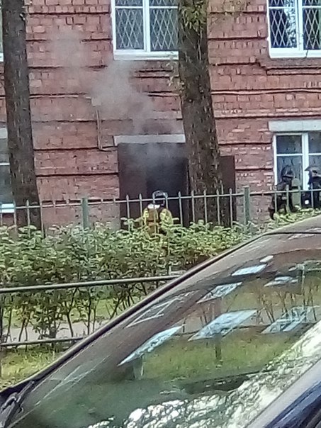В городе Пушкин на Софийском бульваре загорелась школа полиции.