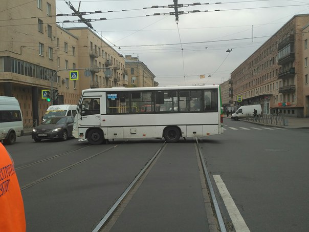 Дтп маршрутки с серебристым логаном на Среднеохтинском в начале... Поехали