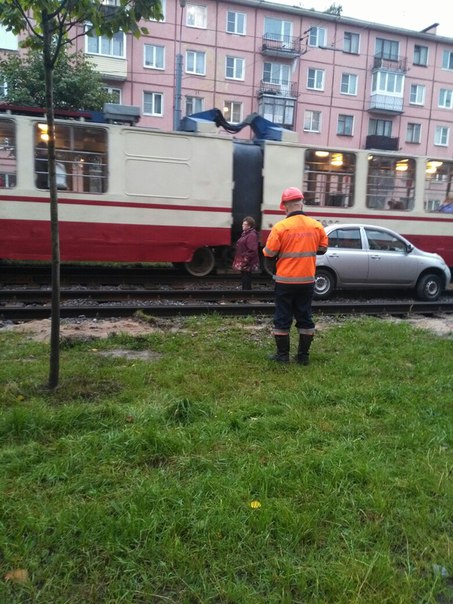 На Новочеркасском мадам из Читы,решила что она трамвай!