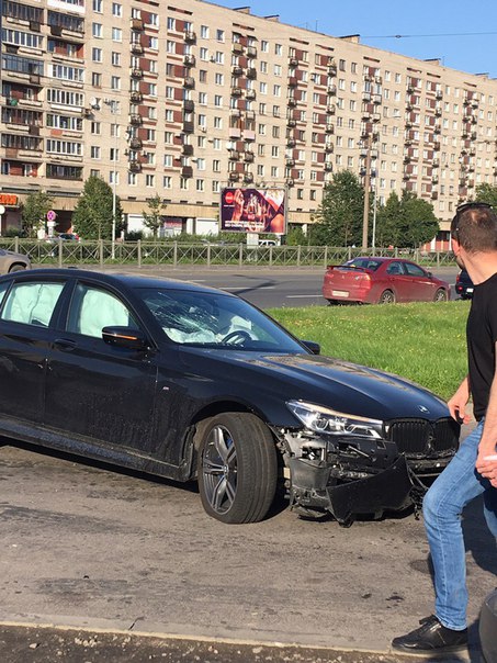 БМВ неудачно завернул во двор на Типанова у КЕЯ и перегородил проезд другим автомобилям :)