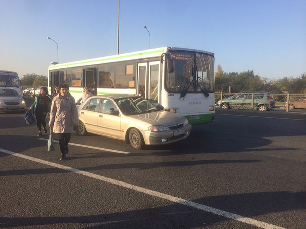 У съезда с Витебского путепровода автобус при перестроении задел автомобиль. Служб нету.