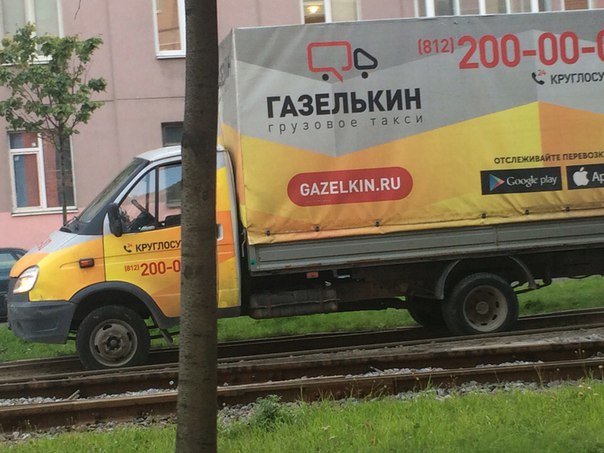 Не ДТП, а "шоу". Яндекс везёт под кирпич на Новочеркасском к Гранитной.