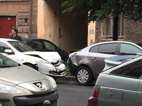 Около 16 отдела полиции в три припаркованные автомобиля врезалась гражданочка.