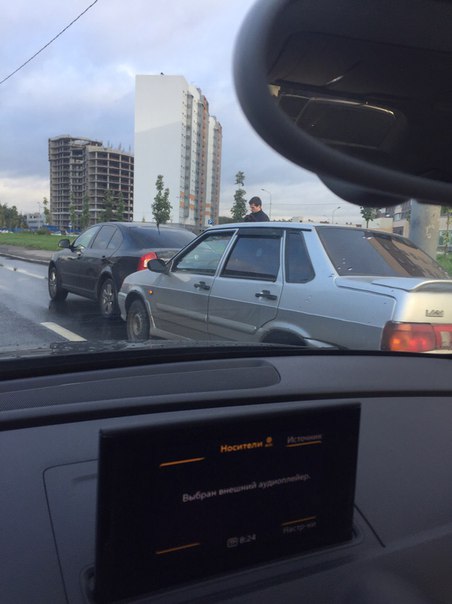 ДТП на дальневосточном в правом ряду, ДПС нет, при плотном движении создали дополнительное препятств...