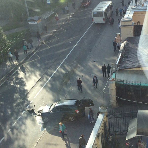 На ул.Решетникова выезжая между 12 и 14 домов , Водитель кроссовера не пропустил маршрутку.