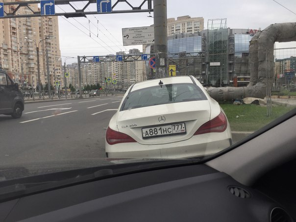 На Гаккелевской улице сломали ограждение и Mercedes