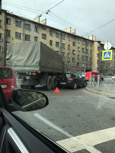 Военный грузовик зажал Гольф при повороте на Полюстровский проспект с площади Калинина.