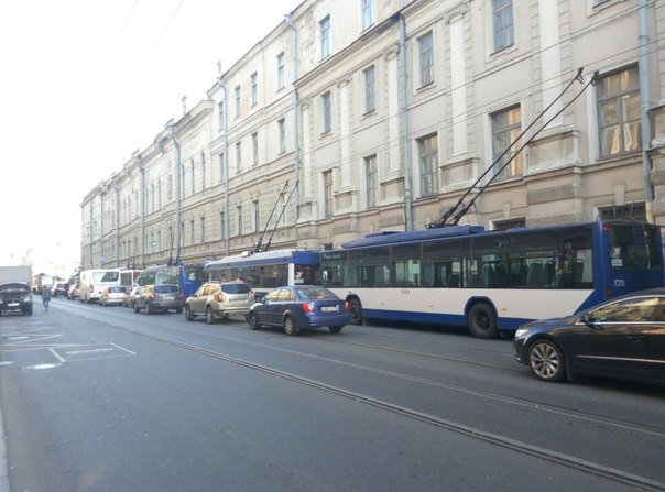Троллейбусы встали у Финляндского вокзала, говорят, что порвали провода - нет тока.