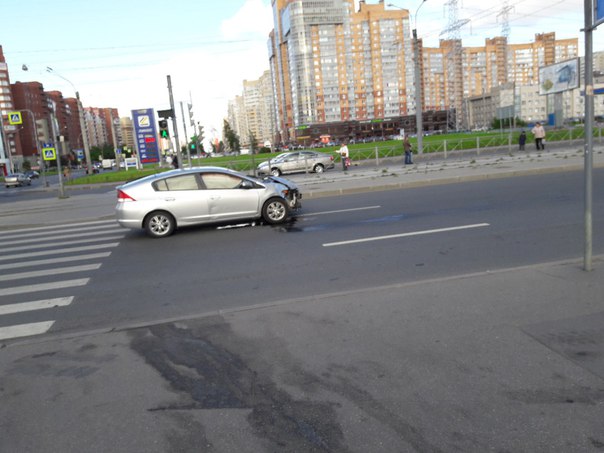 Авария на перекрестке Ленинского и Десантников. Проезд затруднен. Пробки пока нет. Служб еще тоже.
