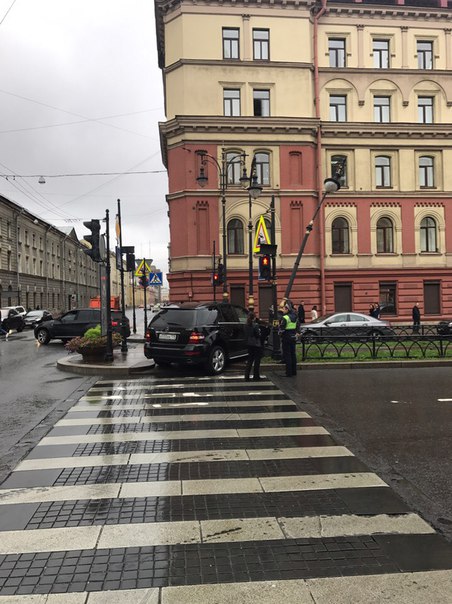 На перекрестке Чернышевского и Шпалерной Mercedes залетел на тротуар у пешеходного перехода