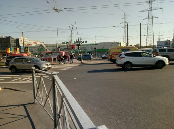 Будьте аккуратны! На перекрестке Проспекта Испытателей и Коломяжского проспекта не работают светофор...