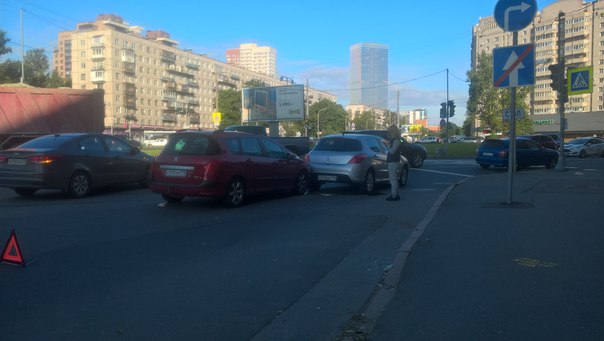 ДТП на Краснопутиловской, при съезде на Варшавскую улицу, собирается пробка.