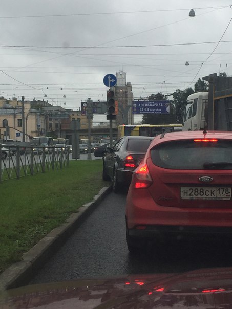 Всё очень туго на Кантемировской перед Лесным. Яндекс аж тёмно-бордового цвета. Занят средний ряд, с...