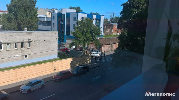 BMW X5 красиво "зашла" в поворот с улицы Швецова в Майков переулок и оказалась на крыше. Повредив пр...