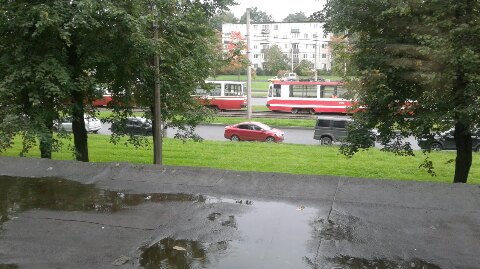 На руставели встали трамваи в сторону ручьев. Причина неизвестна. 13:00