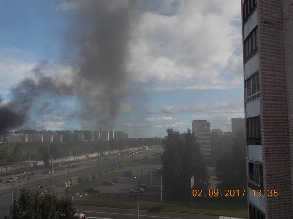 Что то горит, машина или покрышки непонятно, за перекрестком Суздальского и Демьяна Бедного, за гара...