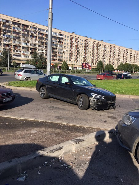 БМВ неудачно завернул во двор на Типанова у КЕЯ и перегородил проезд другим автомобилям :)