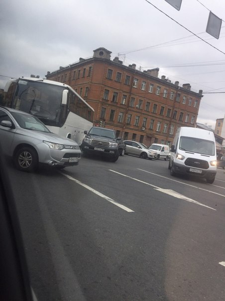 На пересечении Обводного и Черняховского Toyota притерлась к автобусу