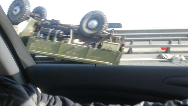 УАЗ колёсами кверху на внутренней стороне кольцевой перед Таллинским шоссе репнимация на месте