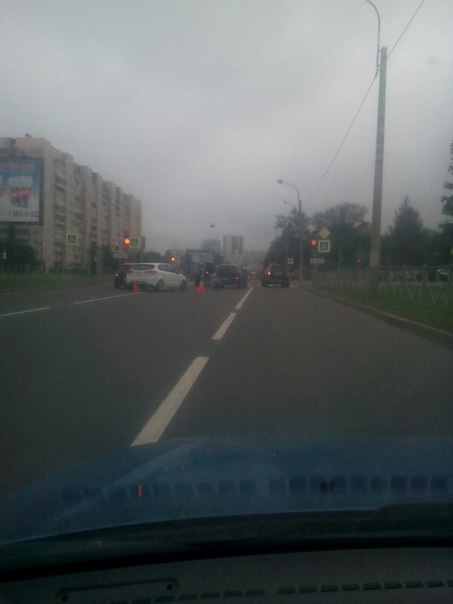 3 авто и 1 мото собрались на Вербной ул. перед пешеходным переходом у Коломяжского пр. в сторону Афо...