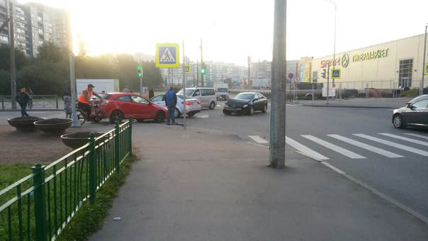 Нисан и Опель столкнулись на перекрёстке Джона Рида и Бадаева.