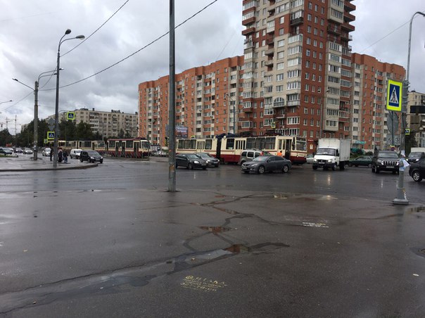 Renault не пустил трамвай на перекрёстке улицы Дыбенко и Искровского, выстроилась пробка