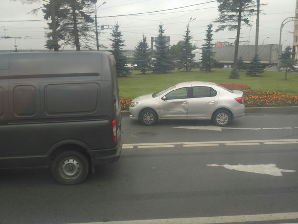 Дтп маршрутки с серебристым логаном на Среднеохтинском в начале... Поехали