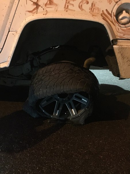 Вчера ночью во дворе дома 50к2 по улице Подвойского,неизвестная "пока что" редиска порезала 2 колеса...