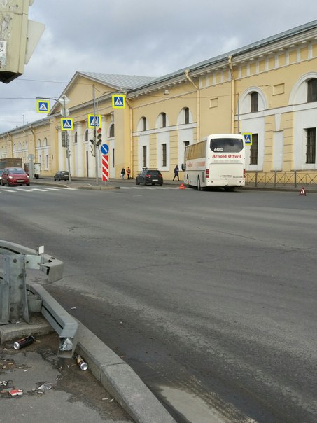 Автобус и Гольф на нечетной стороне Набережной Обводного канала, у Ново-Петергофского моста Проезду ...