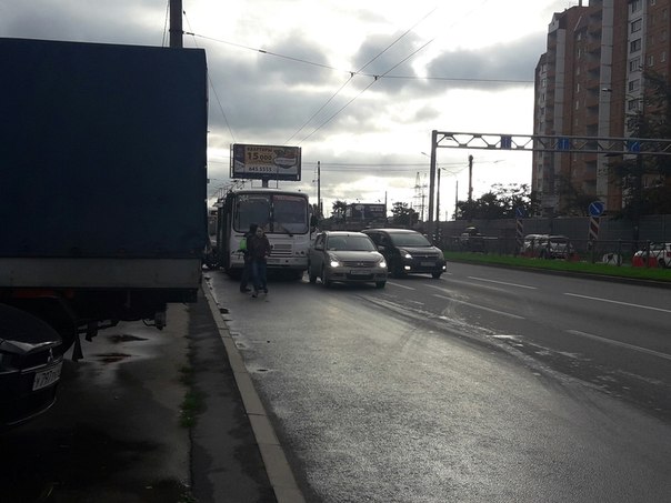 Проспект Косыгина маршрутка въехал в легковушку в 7.55.