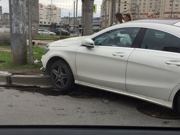 На Гаккелевской улице сломали ограждение и Mercedes