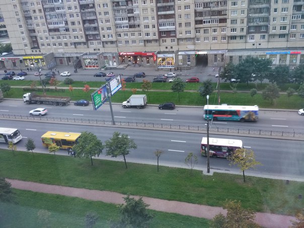 Проспект Большевиков стукнулись две маршрутки, пострадавших нет