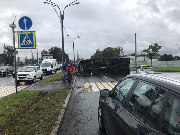 На улице Руставели, напротив автосалона Toyota, водитель фургона не справился с управлением и прямо ...