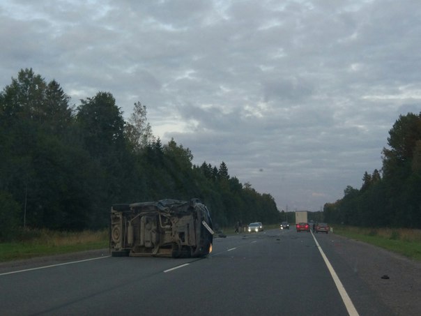 На трассе А180 Санкт-Петербург Нарва перевернулись две машины. Вроде все живы.